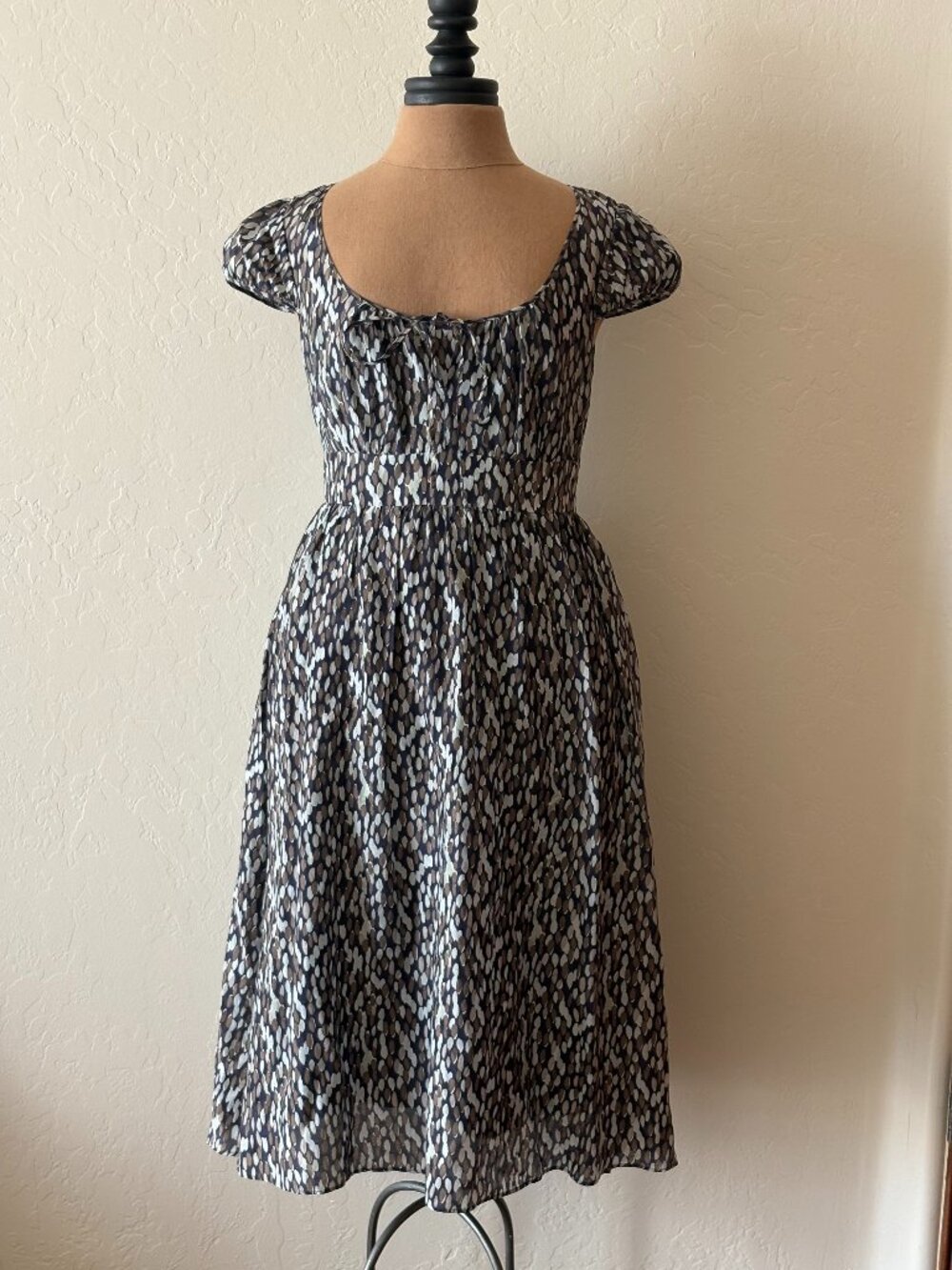 Scoop neck and puff sleeves dress.  Brown/Beige.